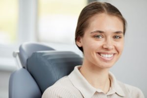 chica-joven-sonriendo-después-de-consulta