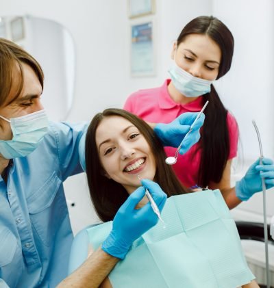 cliente-blanqueando-dientes-en-clinica-dental
